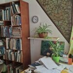 בבית לאה פופר – ספרים, צמחיה ומחשב בפינה אשר בחדר העבודה (צילום: רחלי אורבך)