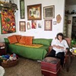 לאה פופר – בסלון מעונה (צילום: רחלי אורבך)