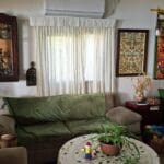 בבית לאה פופר – פינת האירוח בסלון הבית (צילום: רחלי אורבך)