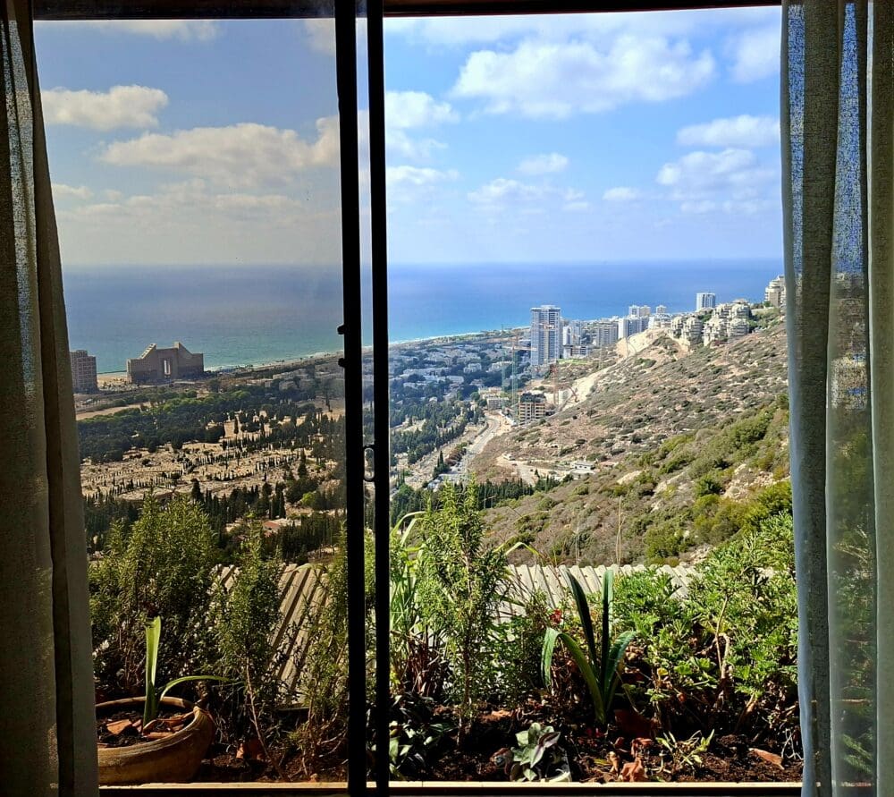 בבית לאה פופר - חלון שהוא כמסגרת תמונה אל נוף חיפאי (צילום: רחלי אורבך)