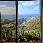 בבית לאה פופר – חלון שהוא כמסגרת תמונה אל נוף חיפאי (צילום: רחלי אורבך)