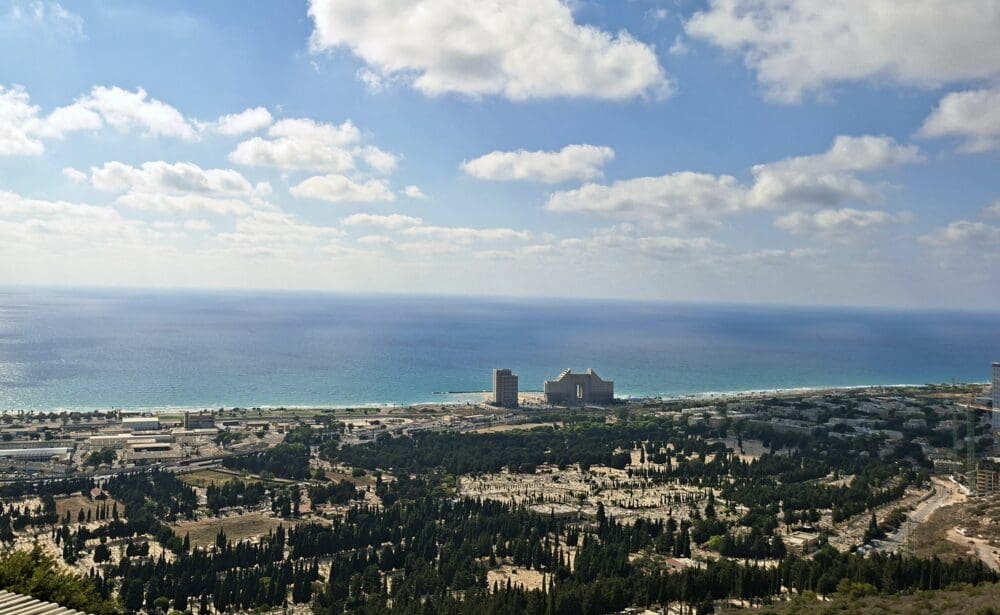 בבית לאה פופר - הנוף הנגלה מהחלון רחב הידיים (צילום: רחלי אורבך)