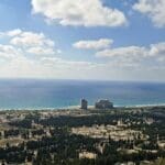 בבית לאה פופר – הנוף הנגלה מהחלון רחב הידיים (צילום: רחלי אורבך)