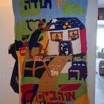 בבית לאה פופר – ריקמה וסריגה מעשה ידיה (צילום: רחלי אורבך)