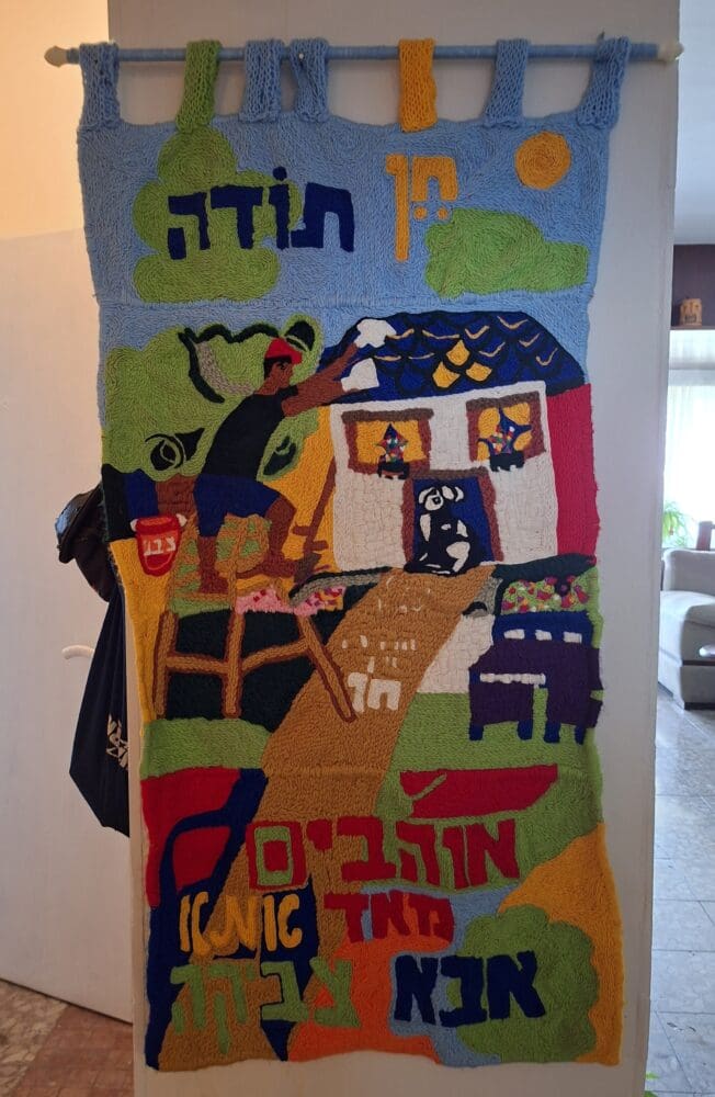 בבית לאה פופר - ריקמה וסריגה מעשה ידיה (צילום: רחלי אורבך)