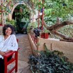 לאה פופר – במרפסת מבואת ביתה (צילום: רחלי אורבך)