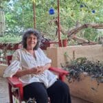לאה פופר – במרפסת אשר במבואת הבית (צילום: רחלי אורבך)