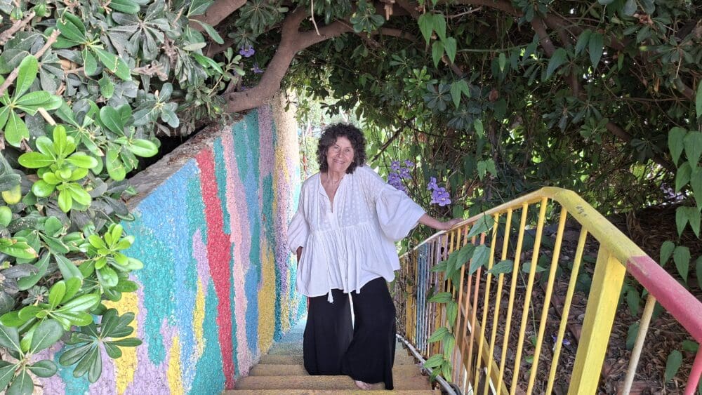לאה פופר - במבואה אל הבית אשר על הר הכרמל (צילום: רחלי אורבך)