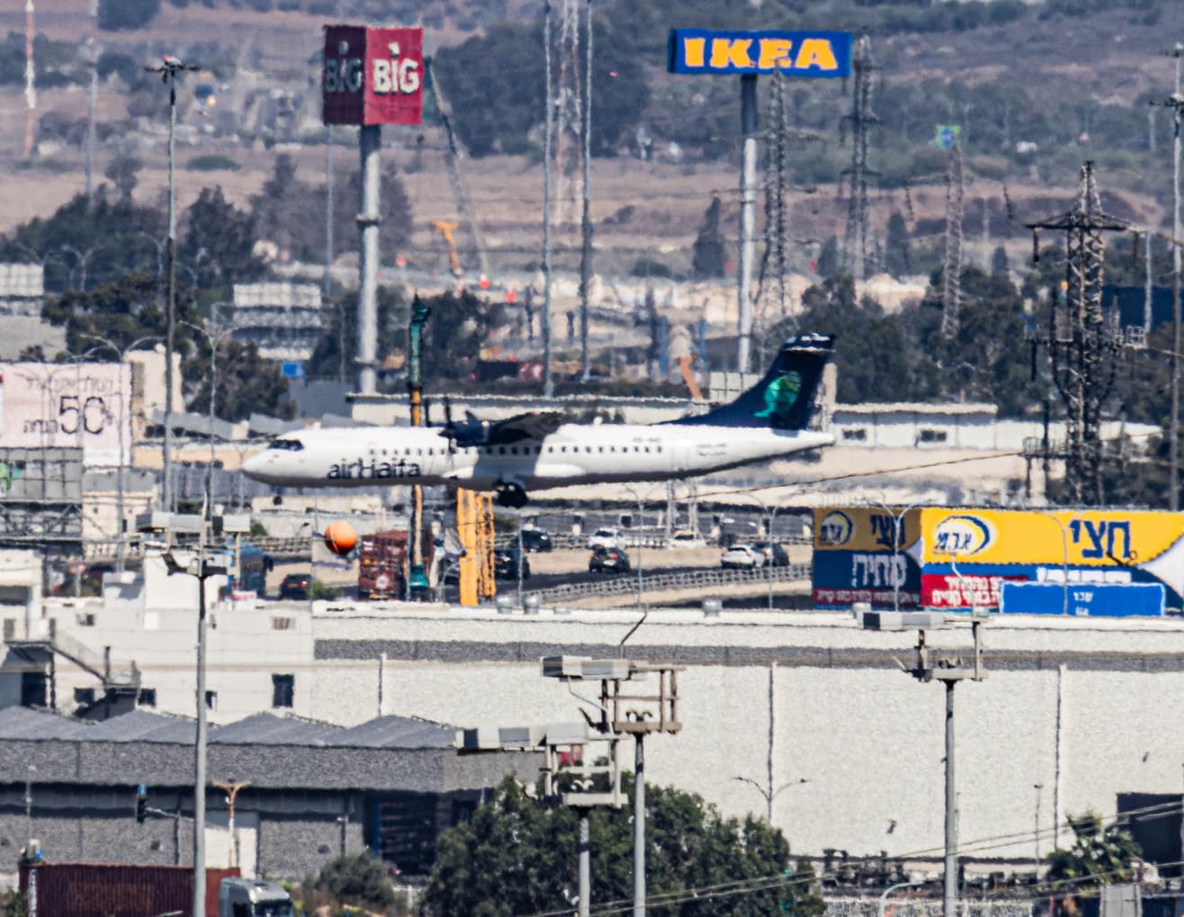 נחיתת חירום של מטוס ATR-72-600 של אייר חיפה (צילום: אנתוני הרשקו)