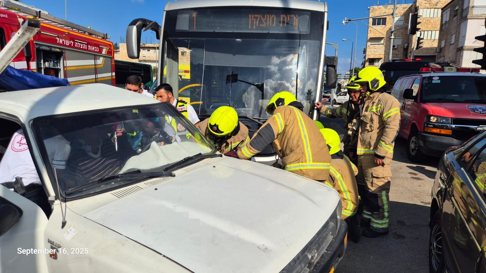 תאונת דרכים: חילוץ טנדר ממטרונית (צילום: כבאות והצלה)