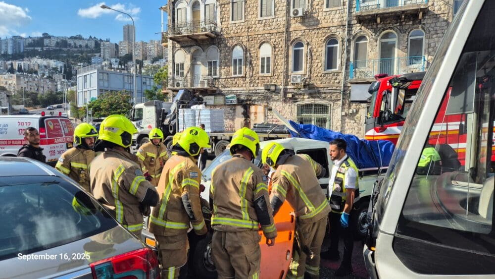 תאונת דרכים: חילוץ טנדר ממטרונית (צילום: כבאות והצלה)