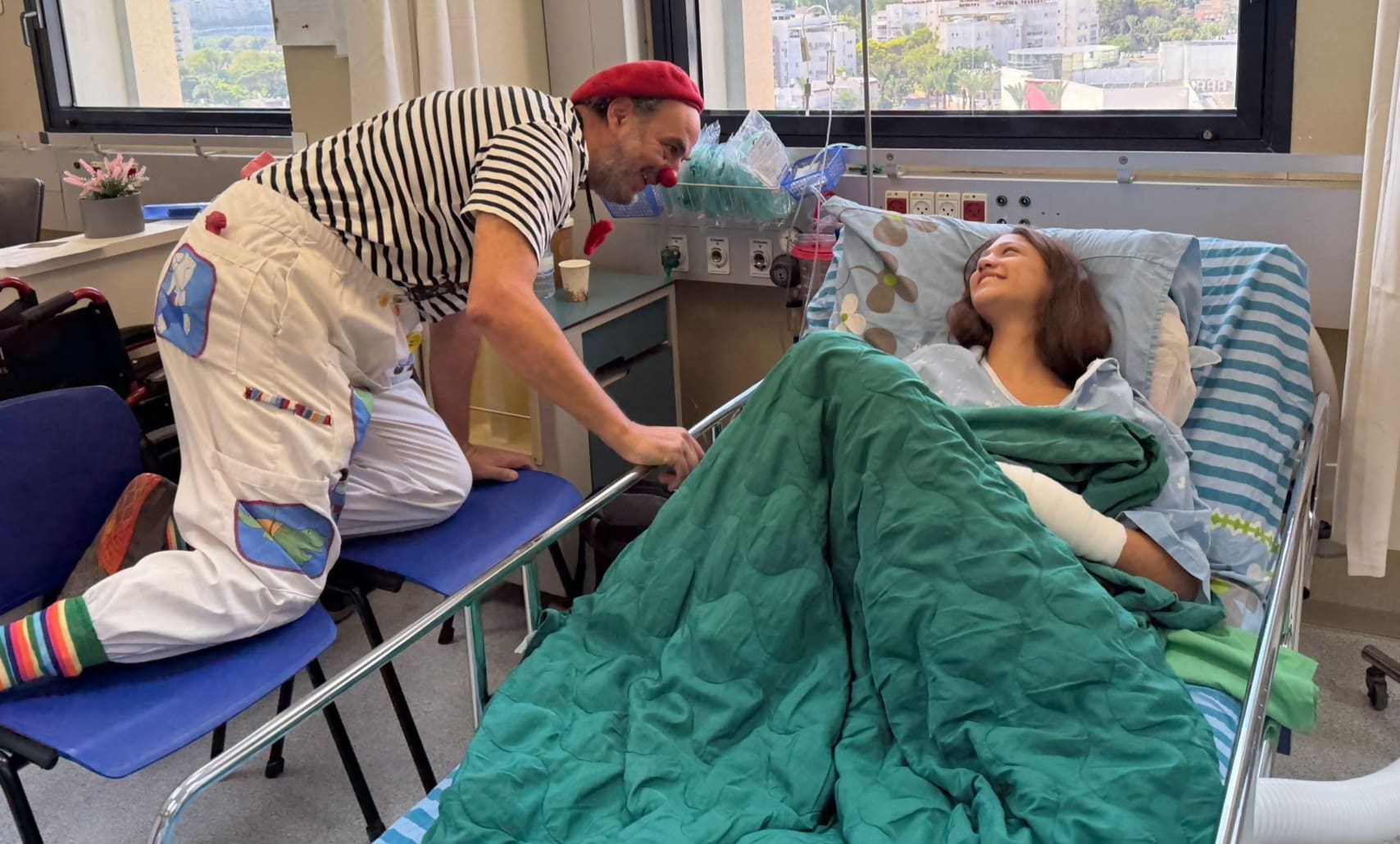 ליצן רפואי בחדרי ניתוח במרכז רפואי זבולון (צילום: כללית)