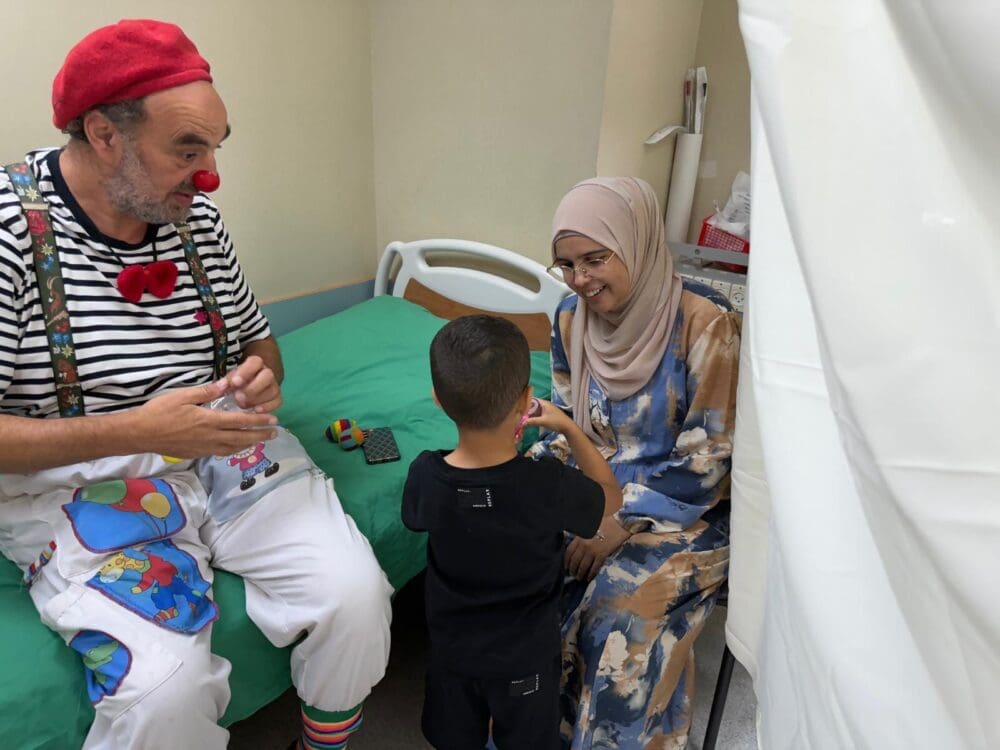 ליצן רפואי בחדרי ניתוח במרכז רפואי זבולון (צילום: כללית)