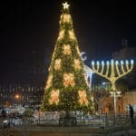 החג של החגים, מושבה גרמנית, חיפה, עץ חג מולד, חנוכייה, קישוטי חג, תאורת רחוב, פסטיבל חיפה, כריסמס, חנוכה, רמדאן, חגי דצמבר, קישוטי חורף, בלוני לד, בלונים מוארים, יריד אוכל, דוכני רחוב, פופקורן, אווירת חג, סובלנות דתית, חיים משותפים, תיירות חיפה, רחוב בן גוריון, פסטיבל חורף, תהלוכות חג.