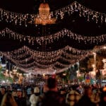 החג של החגים, מושבה גרמנית, חיפה, עץ חג מולד, חנוכייה, קישוטי חג, תאורת רחוב, פסטיבל חיפה, כריסמס, חנוכה, רמדאן, חגי דצמבר, קישוטי חורף, בלוני לד, בלונים מוארים, יריד אוכל, דוכני רחוב, פופקורן, אווירת חג, סובלנות דתית, חיים משותפים, תיירות חיפה, רחוב בן גוריון, פסטיבל חורף, תהלוכות חג.