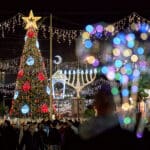 החג של החגים, מושבה גרמנית, חיפה, עץ חג מולד, חנוכייה, קישוטי חג, תאורת רחוב, פסטיבל חיפה, כריסמס, חנוכה, רמדאן, חגי דצמבר, קישוטי חורף, בלוני לד, בלונים מוארים, יריד אוכל, דוכני רחוב, פופקורן, אווירת חג, סובלנות דתית, חיים משותפים, תיירות חיפה, רחוב בן גוריון, פסטיבל חורף, תהלוכות חג.