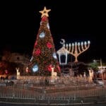החג של החגים, מושבה גרמנית, חיפה, עץ חג מולד, חנוכייה, קישוטי חג, תאורת רחוב, פסטיבל חיפה, כריסמס, חנוכה, רמדאן, חגי דצמבר, קישוטי חורף, בלוני לד, בלונים מוארים, יריד אוכל, דוכני רחוב, פופקורן, אווירת חג, סובלנות דתית, חיים משותפים, תיירות חיפה, רחוב בן גוריון, פסטיבל חורף, תהלוכות חג.