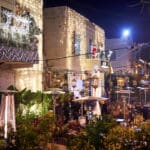 החג של החגים, מושבה גרמנית, חיפה, עץ חג מולד, חנוכייה, קישוטי חג, תאורת רחוב, פסטיבל חיפה, כריסמס, חנוכה, רמדאן, חגי דצמבר, קישוטי חורף, בלוני לד, בלונים מוארים, יריד אוכל, דוכני רחוב, פופקורן, אווירת חג, סובלנות דתית, חיים משותפים, תיירות חיפה, רחוב בן גוריון, פסטיבל חורף, תהלוכות חג.