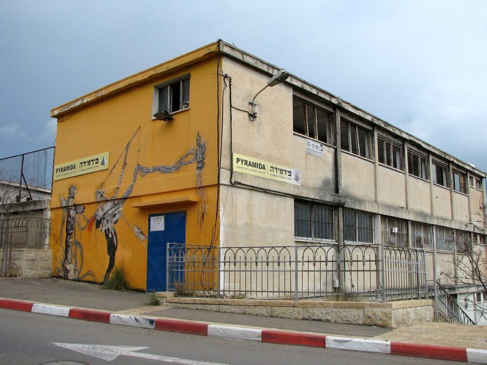בניין הפירמידה (אלבום פרטי)