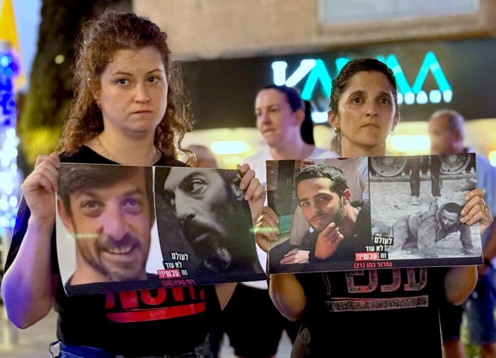 הצילו 720 ימים באוקטובר: עצרת למען החזרת החטופים נערכה בחיפה (צילמה והפגינה: אילת מרקוביץ Eilat Markovitch, באדיבות המטה החיפאי למען החזרת החטופים). 