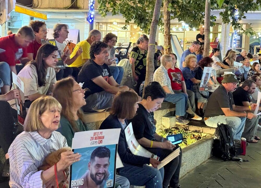 הצילו 720 ימים באוקטובר: עצרת למען החזרת החטופים נערכה בחיפה (צילמה והפגינה: אילת מרקוביץ Eilat Markovitch, באדיבות המטה החיפאי למען החזרת החטופים). 