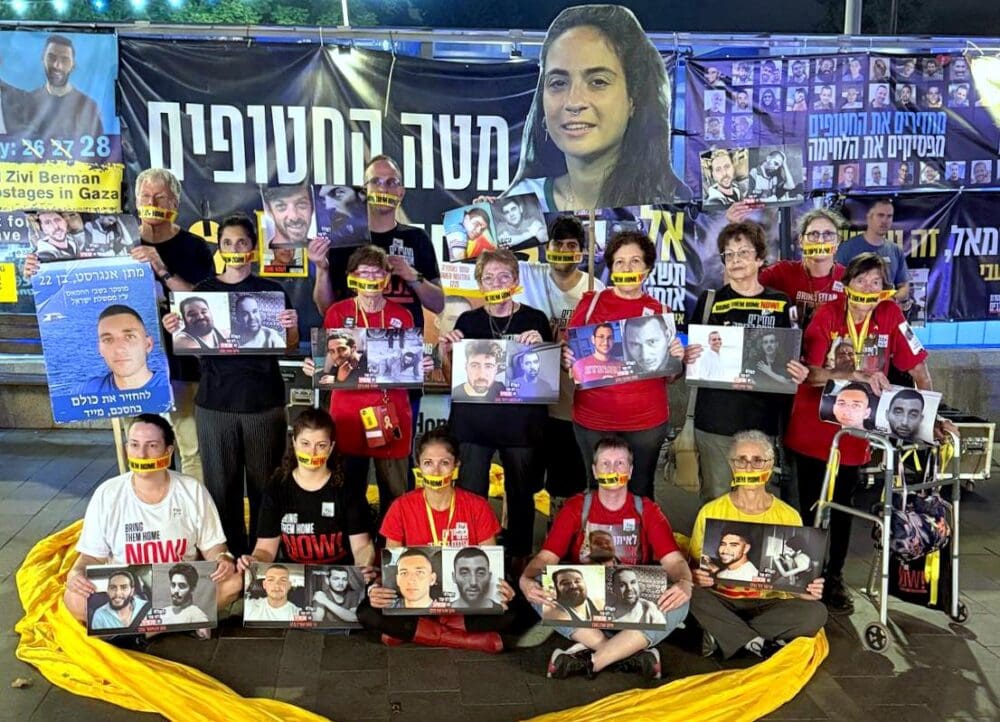 הצילו 720 ימים באוקטובר: עצרת למען החזרת החטופים נערכה בחיפה (צילמה והפגינה: אילת מרקוביץ Eilat Markovitch, באדיבות המטה החיפאי למען החזרת החטופים). 