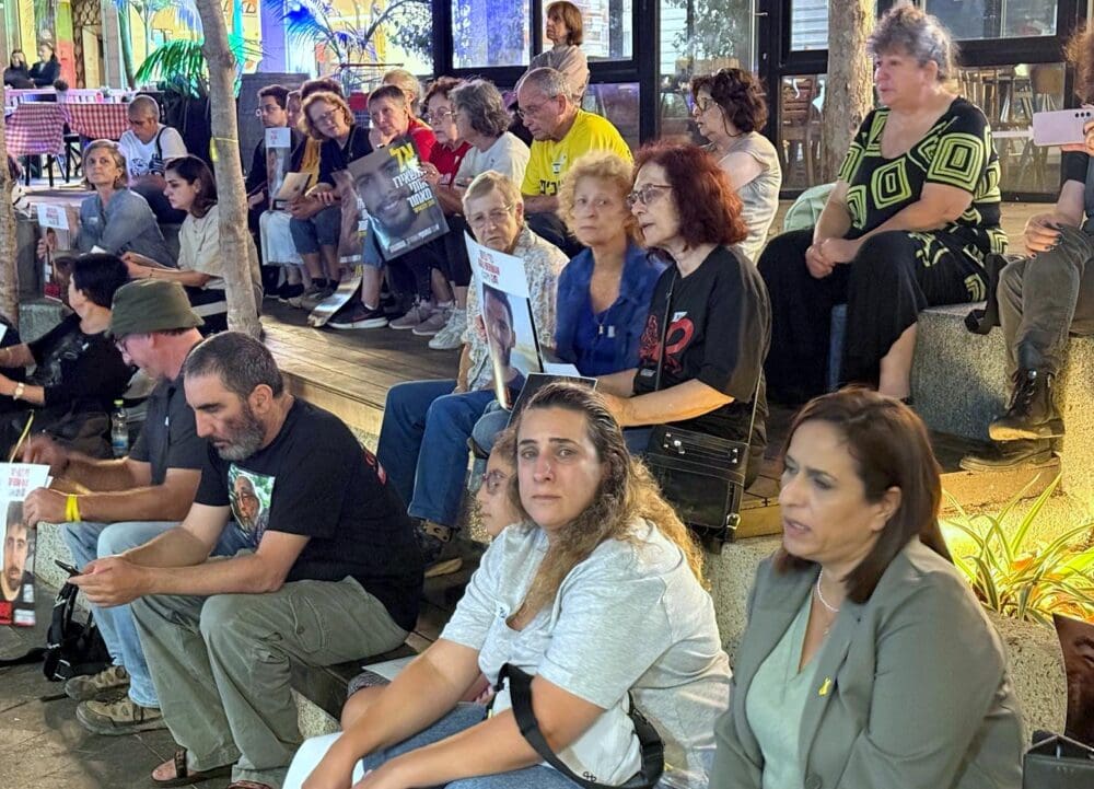 הצילו 720 ימים באוקטובר: עצרת למען החזרת החטופים נערכה בחיפה (צילמה והפגינה: אילת מרקוביץ Eilat Markovitch, באדיבות המטה החיפאי למען החזרת החטופים). 