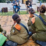 חיילים, צבא, הופעה חיה, גיטרות, נגנים, ישיבה על מחצלת, מופע, מוזיקה, פיקוד העורף, צבא, צבא הגנה לישראל, מדים, , כומתה כתומה, תרבות, הופעה לחיילים