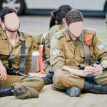 חייל, חיילת, חיילים, צבא, ישיבה על מחצלת, פיקוד העורף, צבא הגנה לישראל, מנוחה, סמל, רובה, נשק, מדים, כומתה כתומה