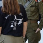 חיילים, צבא, ישיבה על מחצלת, פיקוד העורף, צבא הגנה לישראל, מנוחה, סמל, רובה, נשק, מדים