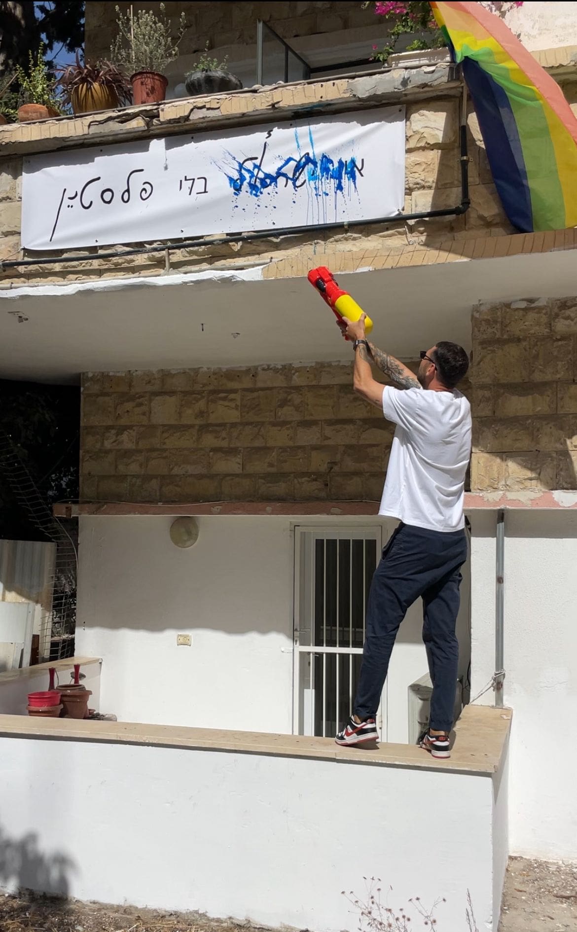 חבר המועצה קיריל קארטניק, רובה המים והשלט (צילום: אלבום פרטי)