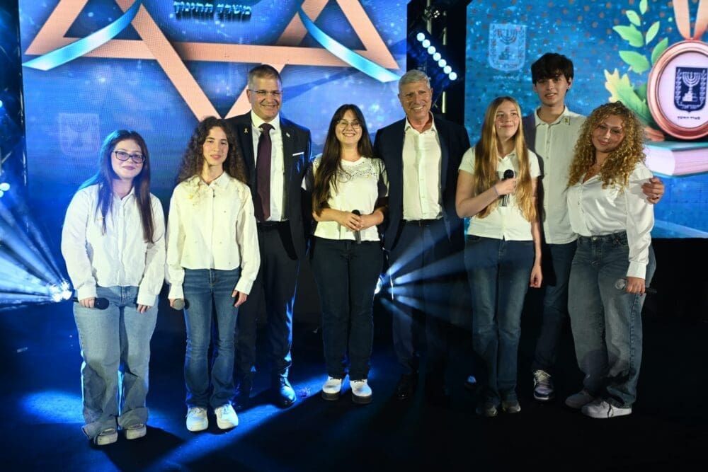 פרס חינוך יישובי - יעקב פרץ ויואב קיש (צילום: משרד החינוך)
