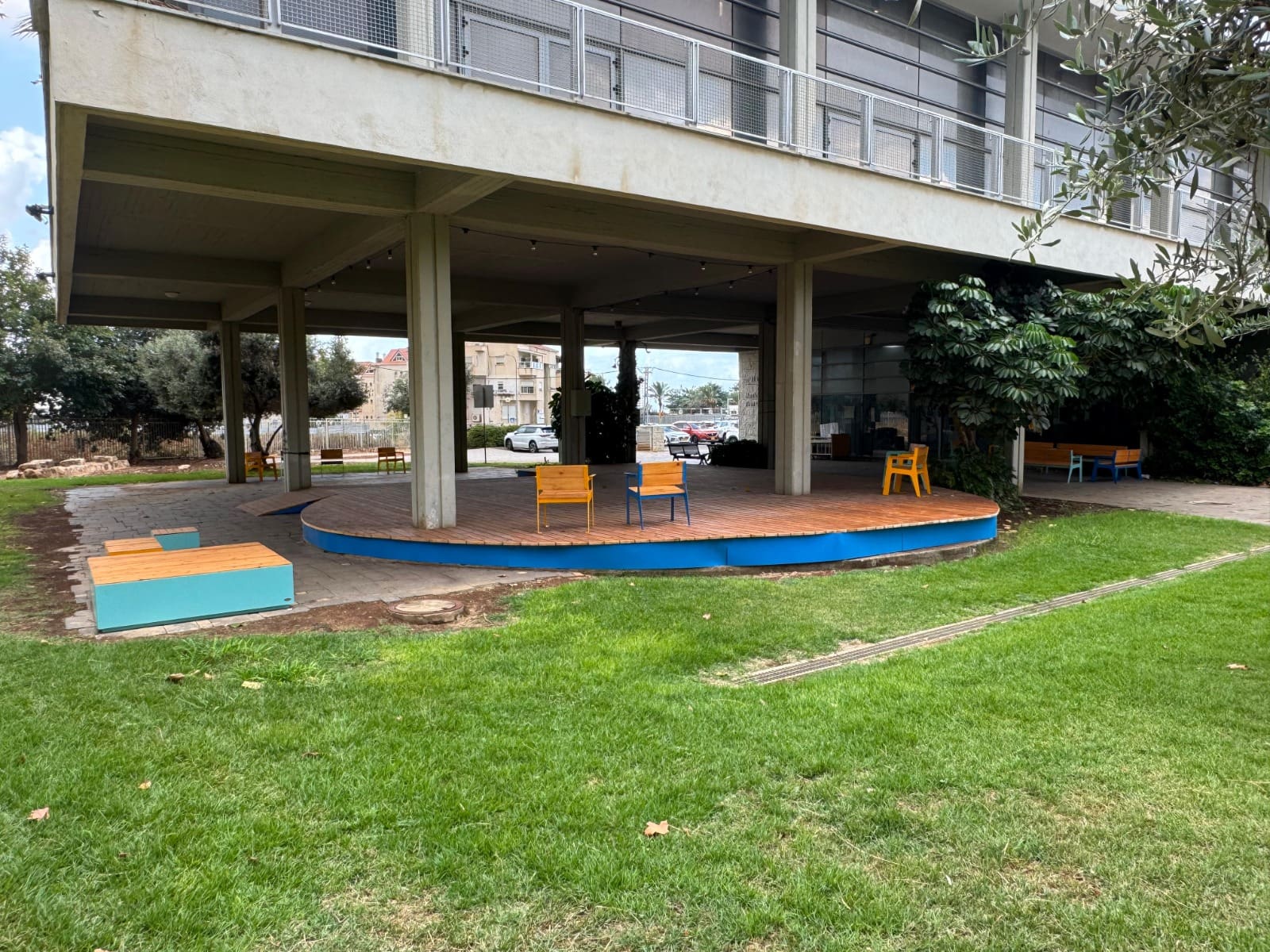 חצר הספרייה העירונית (צילום: עיריית טירת כרמל)