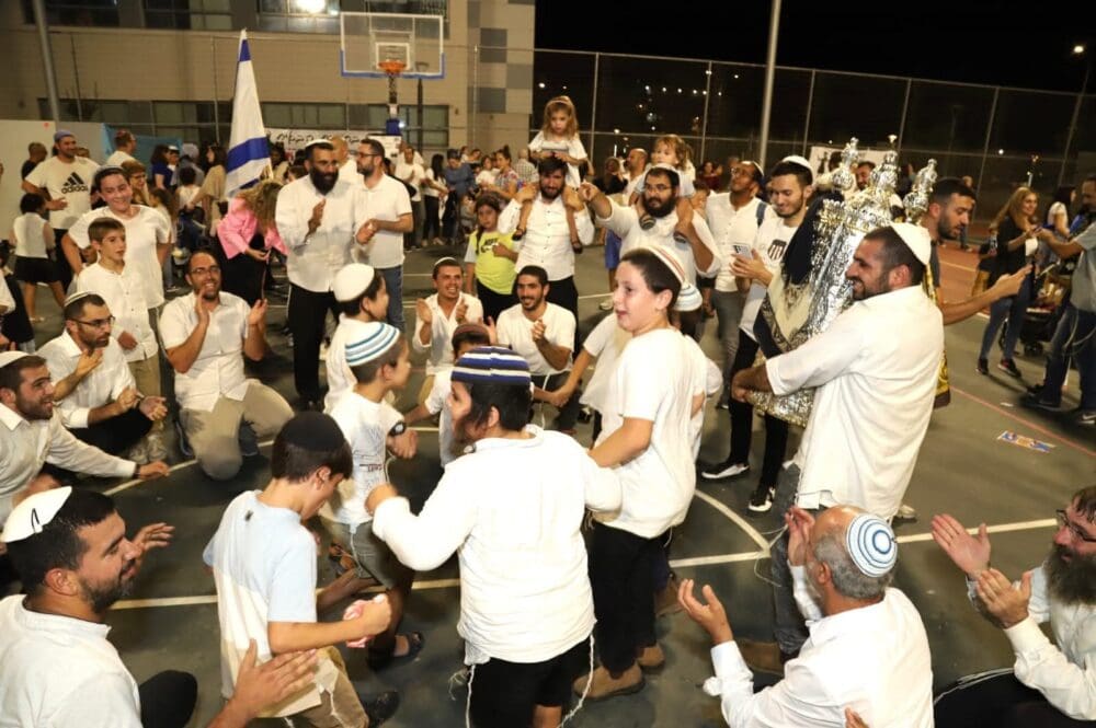 הקפות שמחת תורה (צילום ארכיון: עיריית טירת כרמל)