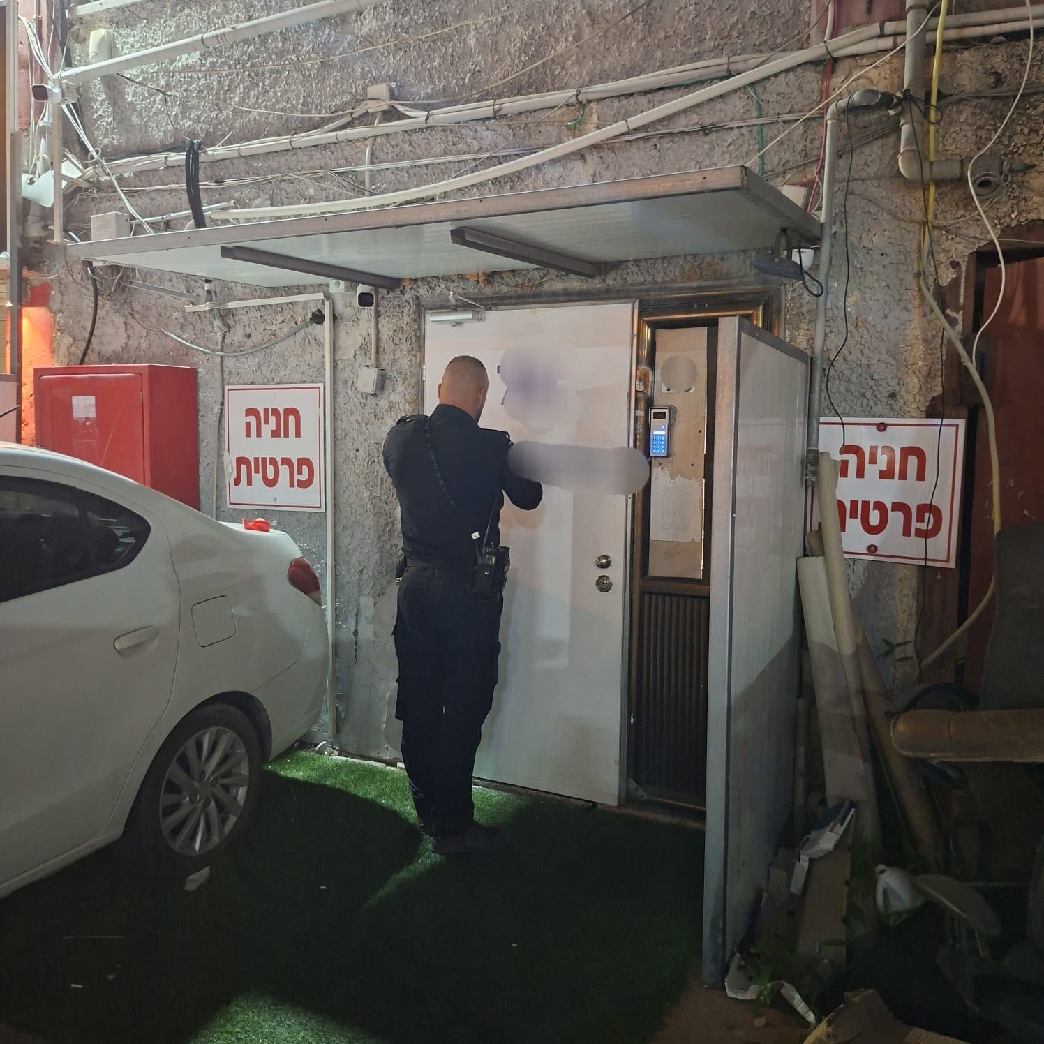 צו סגירה לדירה ששימשה כבית בושת (צילום: משטרת ישראל)