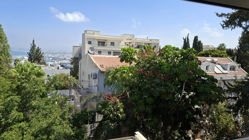 בבית אביבה גלברט -הנוף הניבט: ירוק, ים ושמיים (צילום: רחלי אורבך)
