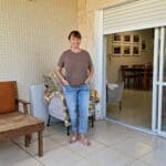 אביבה גלברט – מבט ממרפסת הבית אל חלל המגורים (צילום: רחלי אורבך)