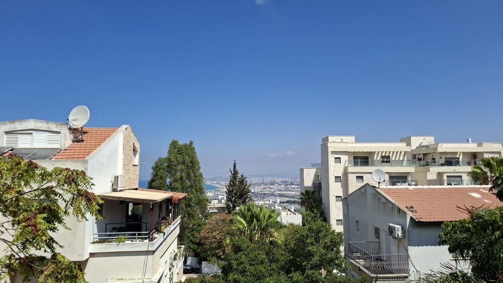 בבית אביבה גלברט - הנוף העיר הנמל והשמיים ממרפסת הבית (צילום: רחלי אורבך)