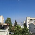 בבית אביבה גלברט – הנוף העיר הנמל והשמיים ממרפסת הבית (צילום: רחלי אורבך)