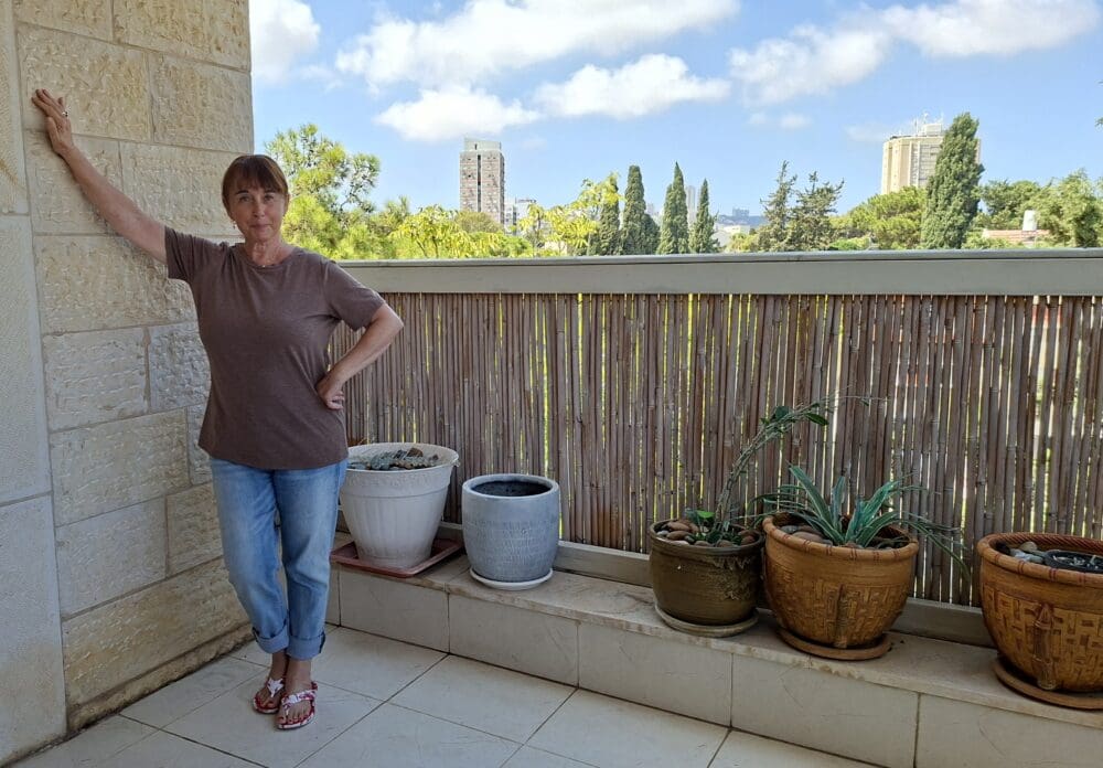 אביבה גלברט - במרפסת אשר פותחת את שערי השבת (צילום: רחלי אורבך)