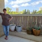 אביבה גלברט – במרפסת אשר פותחת את שערי השבת (צילום: רחלי אורבך)