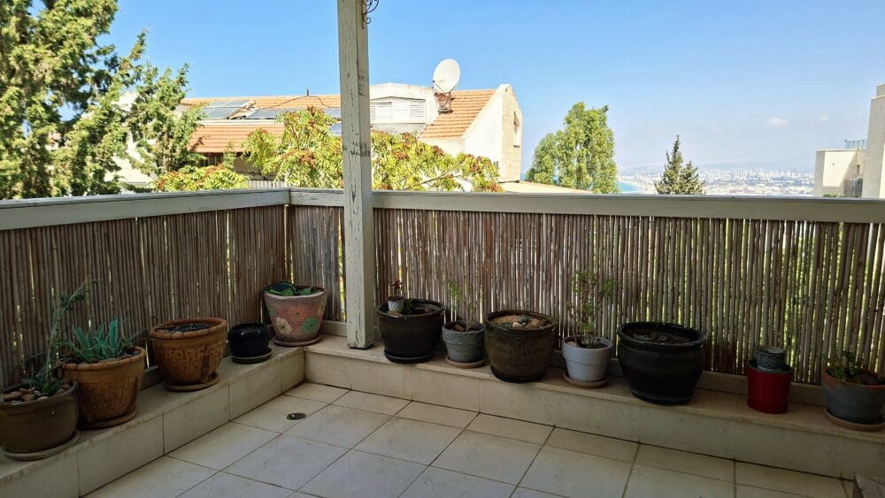 בבית אביבה גלברט - מרפסת הבית והנוף אל העיר והנמל (צילום: רחלי אורבך)