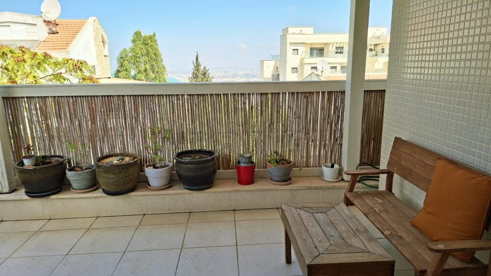 בבית אביבה גלברט - מרפסת הבית והנוף אל הנמל (צילום: רחלי אורבך)