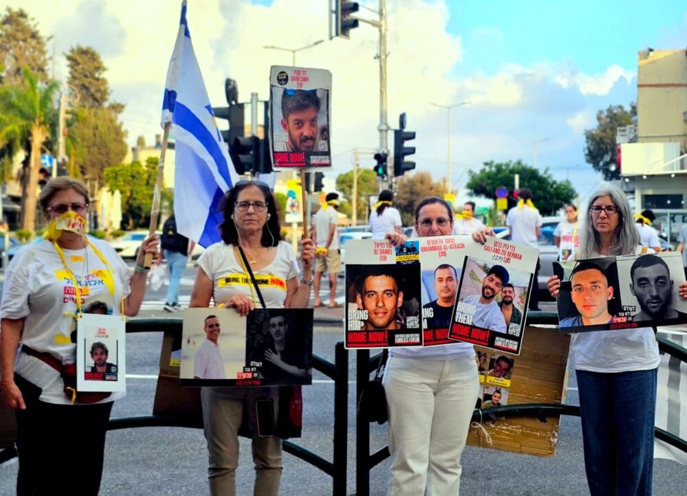 מיצג יום כיפור: "הצילו" למען השבת החטופים בחיפה (צילום: מירי פורת, המטה החיפאי למען השבת החטופים) 