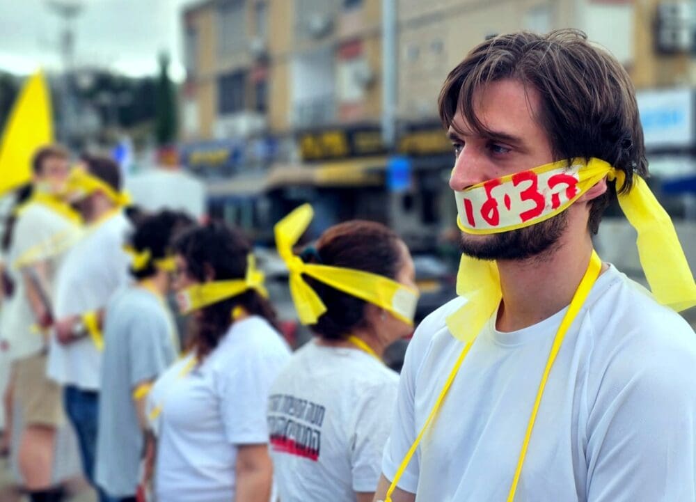 מיצג יום כיפור: "הצילו" למען השבת החטופים בחיפה (צילום: מירי פורת, המטה החיפאי למען השבת החטופים) 