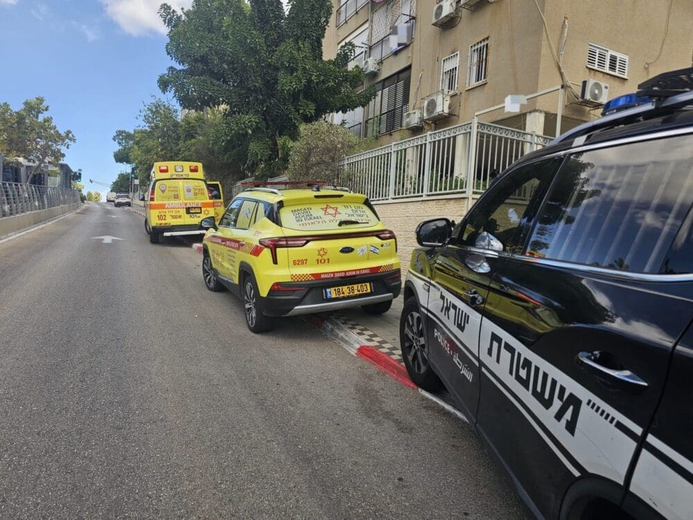 כוחות מד"א ומשטרה באירוע דקירה (צילום: מד"א)