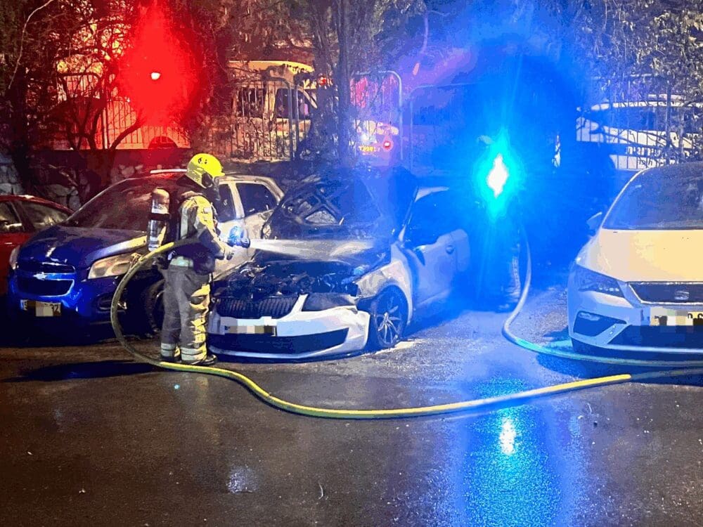כלי רכב נשרפו במהלך ליל כיפור ברחוב נווה גנים ביפה 1/10/25 (צילום: כבאות והצלה)