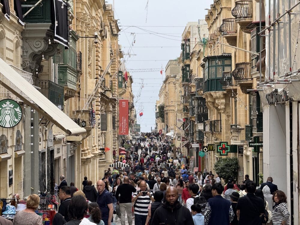 ולטה -  Valletta - רחוב הומה תיירים - העיר העתיקה (צילום: ירון כרמי)
