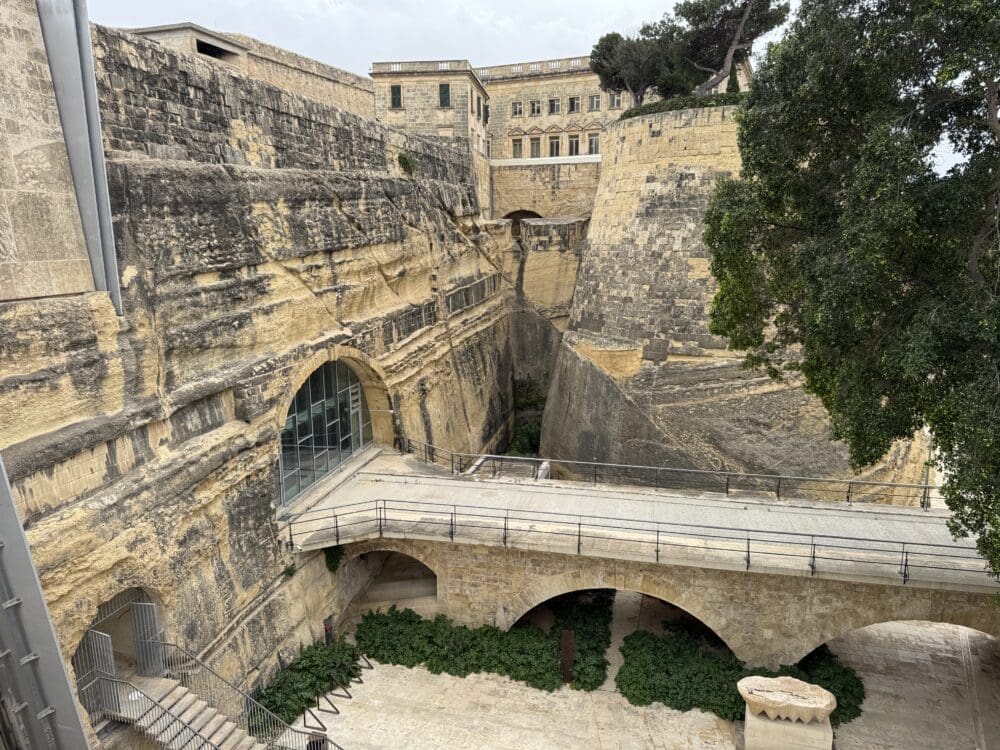  ולטה -  Valletta - עיר מבצר בנויה מאבן צהובה - חומות העיר העתיקה (צילום: ירון כרמי)