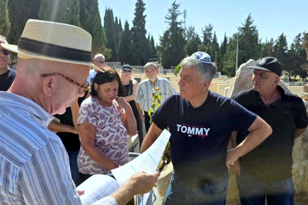 במלאת חודש לפטירתו: טקס גילוי מציבה למשה רן ז"ל (צילום: יוסף (ג'ו) הירש). 
